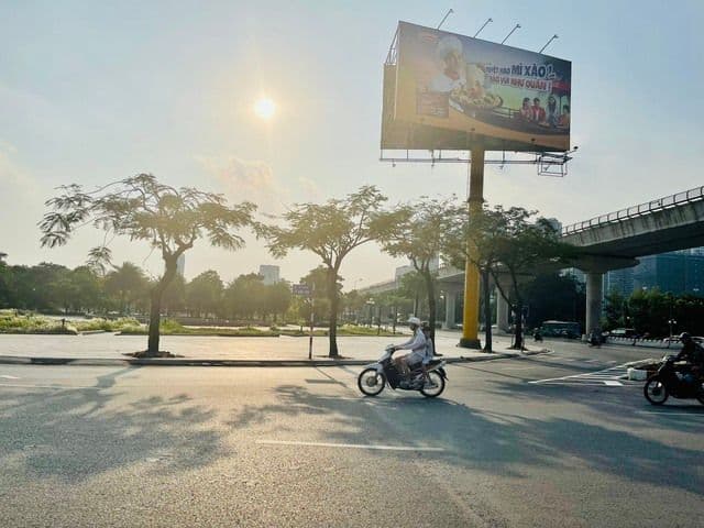 Một con đường ở Hà Nội vào ngày nắng, báo hiệu mùa hè đang đến.