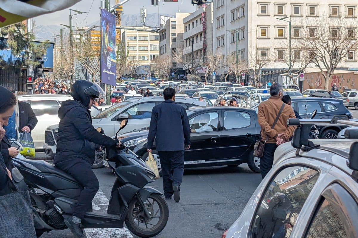 Một con phố đông đúc ở đô thị, tượng trưng cho cuộc sống thường nhật mà Bahrain nỗ lực duy trì ổn định thông qua chính sách đối ngoại khéo léo và đoàn kết nội bộ.