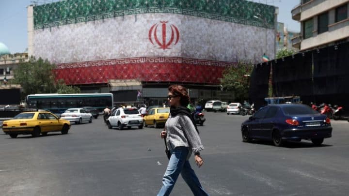 Một con phố ở Tehran với lá cờ Iran, thể hiện bối cảnh quốc gia trong bối cảnh căng thẳng khu vực và các kịch bản tương lai.