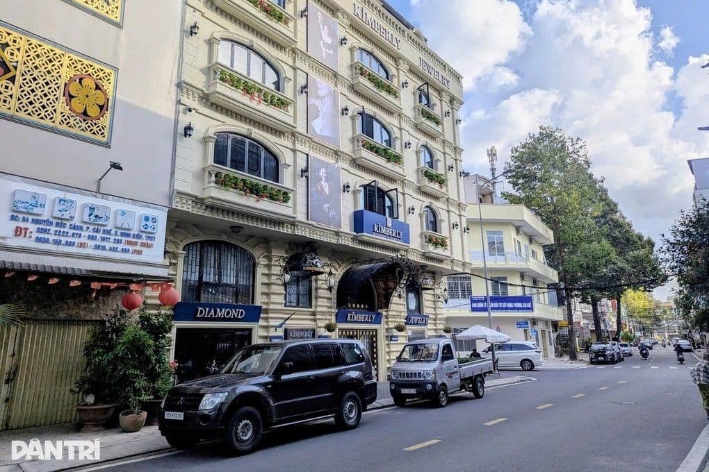 Một con phố với các cửa hàng và tòa nhà kinh doanh, tượng trưng cho môi trường doanh nghiệp và nỗ lực làm sạch mã số thuế.