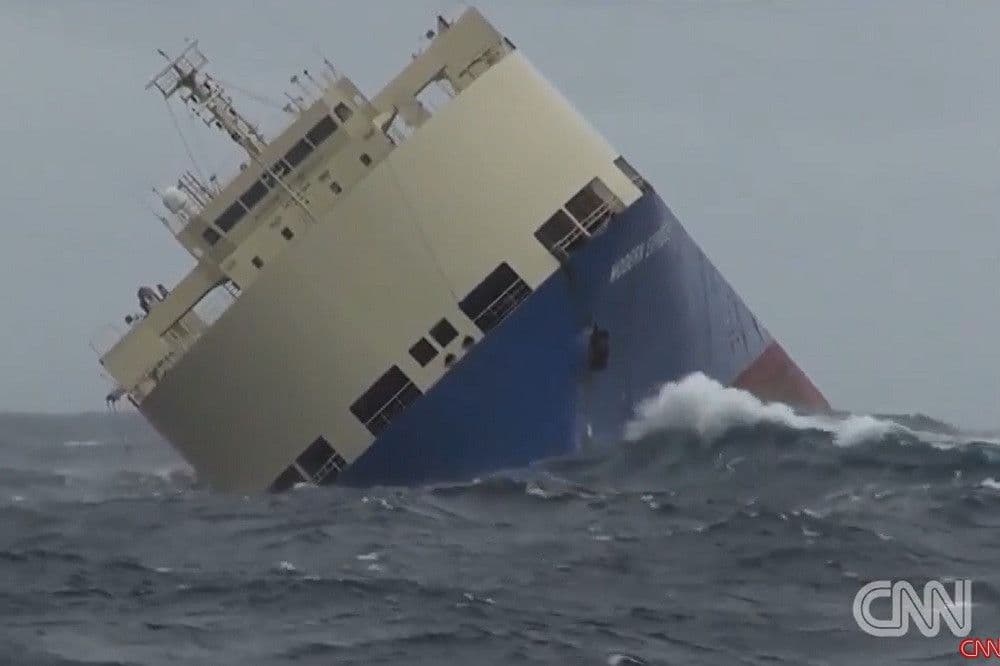 Một con tàu nghiêng ngả giữa biển động, tượng trưng cho những hiểm nguy hàng hải ở Philippines