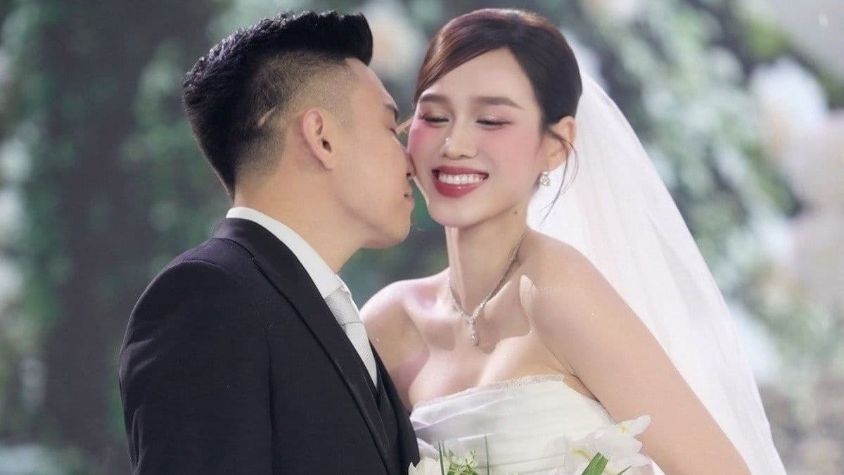 Một cặp đôi đang hôn nhau, tượng trưng cho mối quan hệ tình yêu công khai của ViruSs và Thảo Đây.