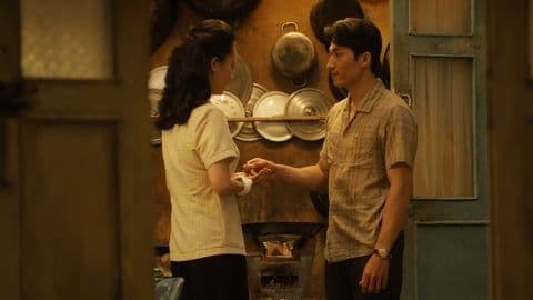 Một cặp đôi đang tương tác trong không gian bếp, gợi lên sự căng thẳng và rạn nứt trong mối quan hệ hôn nhân.