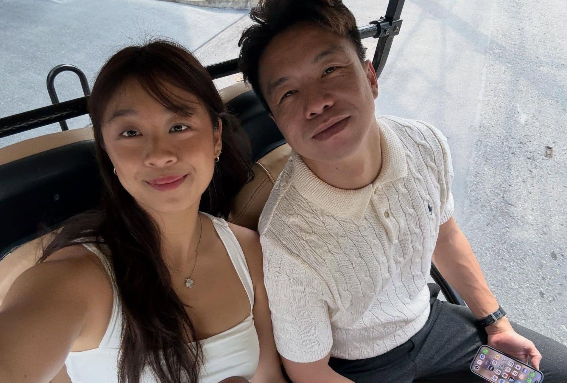 Một cặp đôi, tượng trưng cho những áp lực vô hình và mâu thuẫn tiềm ẩn trong mối quan hệ vợ chồng, ảnh hưởng đến quan hệ mẹ chồng - nàng dâu.