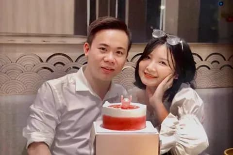 Một cặp đôi trẻ kỷ niệm 20/10 với bánh kem, tượng trưng cho những cử chỉ yêu thương trong ngày đặc biệt