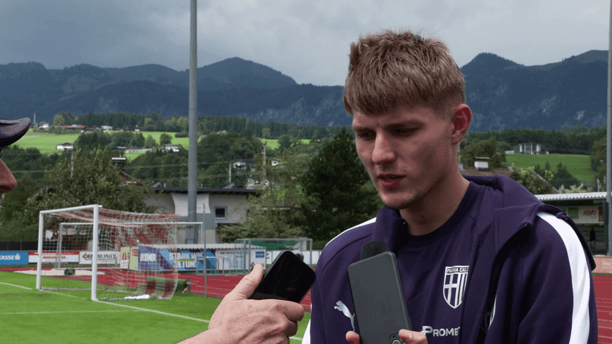 Một cầu thủ AS Roma trả lời phỏng vấn, tượng trưng cho sự hòa nhập và triển vọng của các tân binh.