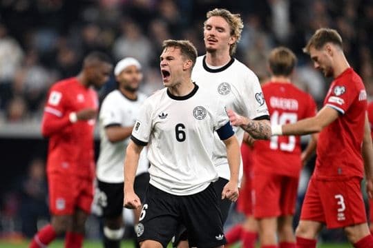 Một cầu thủ Bồ Đào Nha hoặc Armenia ăn mừng bàn thắng, thể hiện khoảnh khắc tỏa sáng của cá nhân trên sân cỏ.