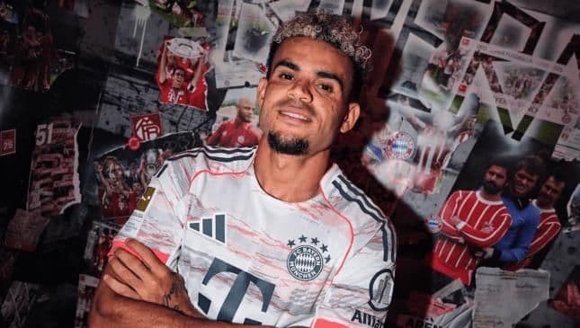 Một cầu thủ Bayern Munich trong trang phục thi đấu, biểu tượng cho sự chuẩn bị trước mùa giải mới.