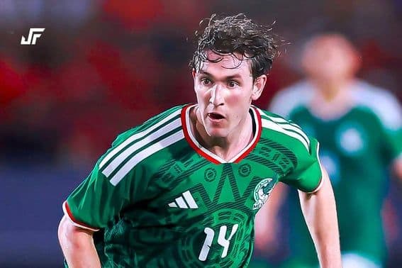 Một cầu thủ bóng đá đang thi đấu trên sân, tượng trưng cho cuộc đối đầu chiến thuật.