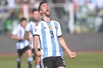 Một cầu thủ bóng đá Argentina ăn mừng bàn thắng, biểu tượng cho khát vọng chinh phục đỉnh cao