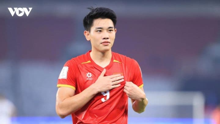 Một cầu thủ bóng đá nam trên sân