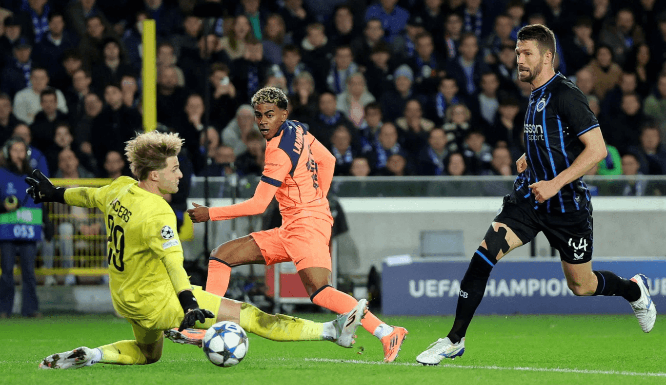 Một cầu thủ Chelsea nỗ lực dứt điểm trước khung thành đối phương trong trận đấu Champions League, thể hiện những khoảnh khắc bùng nổ và quyết định.