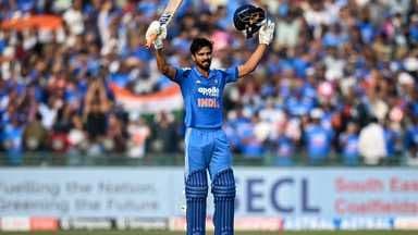 Một cầu thủ cricket Ấn Độ ăn mừng sau khi ghi điểm, tượng trưng cho những cú đánh quyết định trong trận bán kết T20.