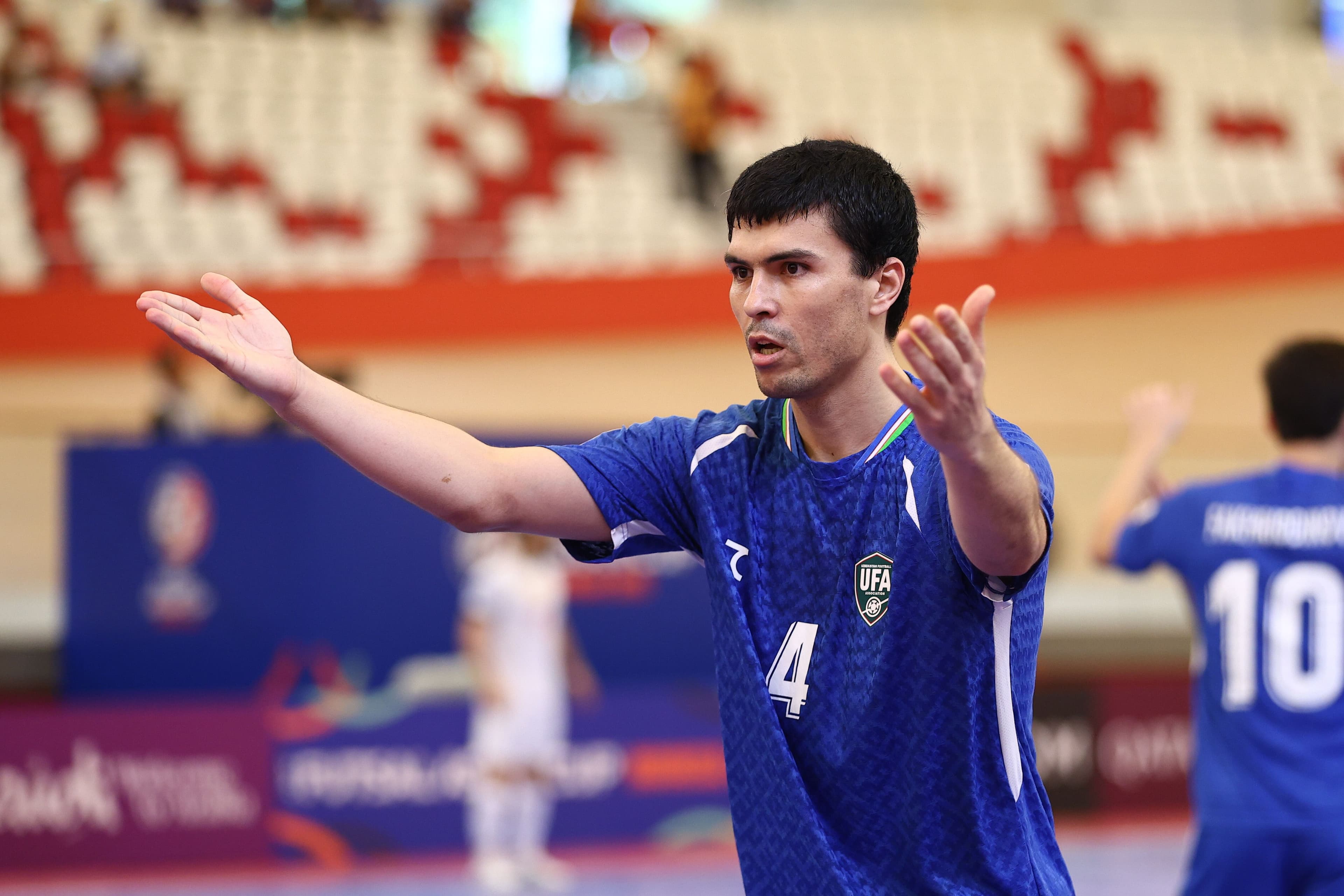 Một cầu thủ futsal Uzbekistan ra hiệu lệnh trên sân, tượng trưng cho ván cờ chiến thuật giữa các đội tại Cúp Futsal Châu Á.