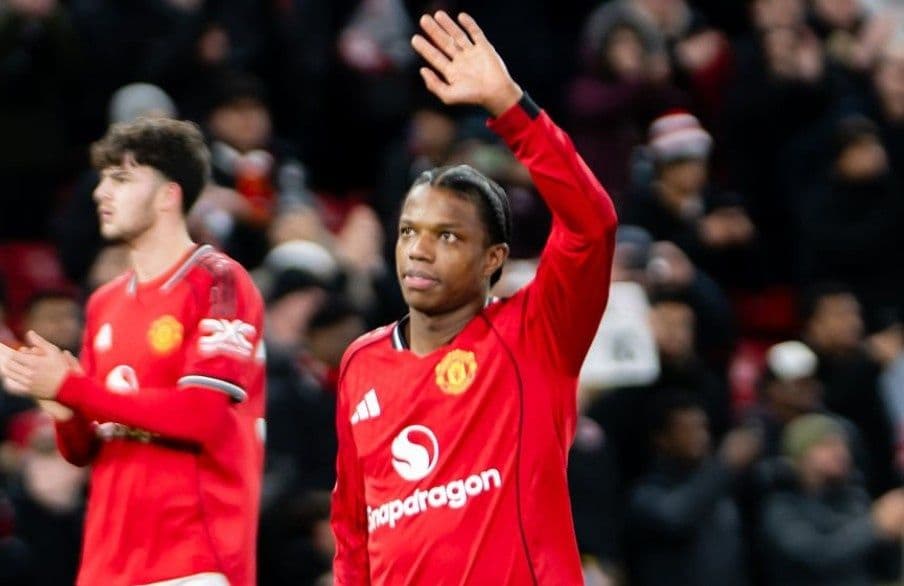 Một cầu thủ Manchester United rời đi, thể hiện sự thay đổi liên tục trong đội hình
