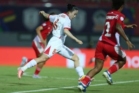 Một cầu thủ nữ Việt Nam đang thực hiện cú sút bóng trên sân, thể hiện sự phát triển của bóng đá nữ.