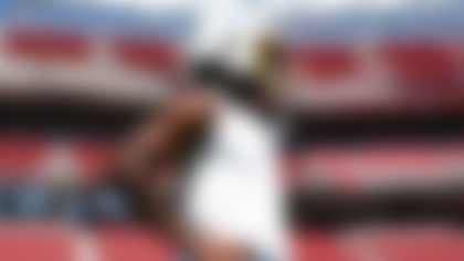 Một cầu thủ NFL đang thực hiện một pha bóng quyết định trên sân, thể hiện sự kỳ vọng và thực tế của bản sắc đội bóng.