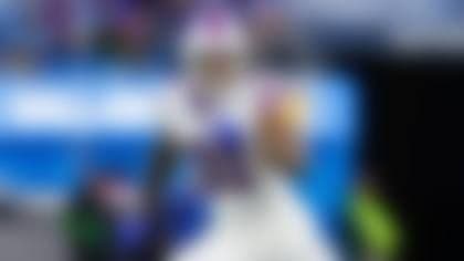 Một cầu thủ NFL cầm bóng, tượng trưng cho con đường phía trước và tiềm năng đạt được vinh quang của đội bóng.