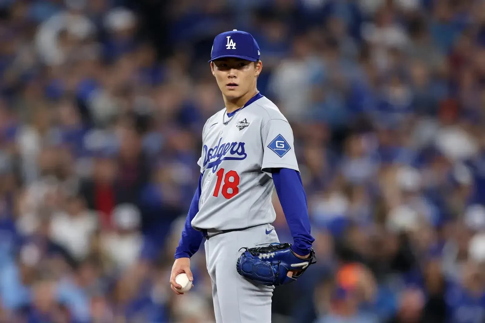 Một cầu thủ ném bóng của Los Angeles Dodgers trên sân, minh họa nghệ thuật cân bằng giữa rủi ro và cơ hội trong xây dựng đội hình MLB.