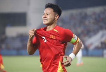 Một cầu thủ trẻ gia nhập V-League, tượng trưng cho những thử thách và áp lực khi chuyển lên môi trường chuyên nghiệp.