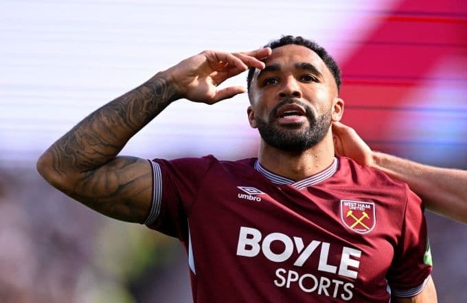 Một cầu thủ West Ham ăn mừng bàn thắng trong trận đấu Ngoại hạng Anh, thể hiện sự cạnh tranh khốc liệt ở giải quốc nội.