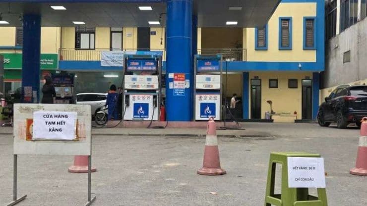 Một cây xăng ở Hà Nội treo biển tạm hết xăng, phản ánh tình trạng thiếu hụt nguồn cung và biến động giá xăng dầu.