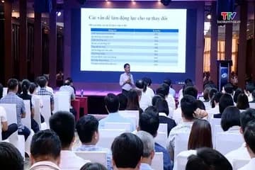 Một diễn giả đang trình bày trước khán giả về các vấn đề và giải pháp, tượng trưng cho việc phân tích rủi ro hệ thống và tìm kiếm cách khôi phục niềm tin thị trường do gian lận hóa đơn.