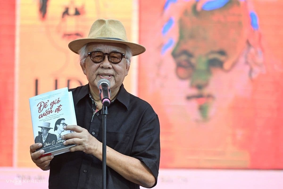 Một diễn giả giới thiệu sách 'Để gió cuốn đi' về triết lý âm nhạc Trịnh Công Sơn.