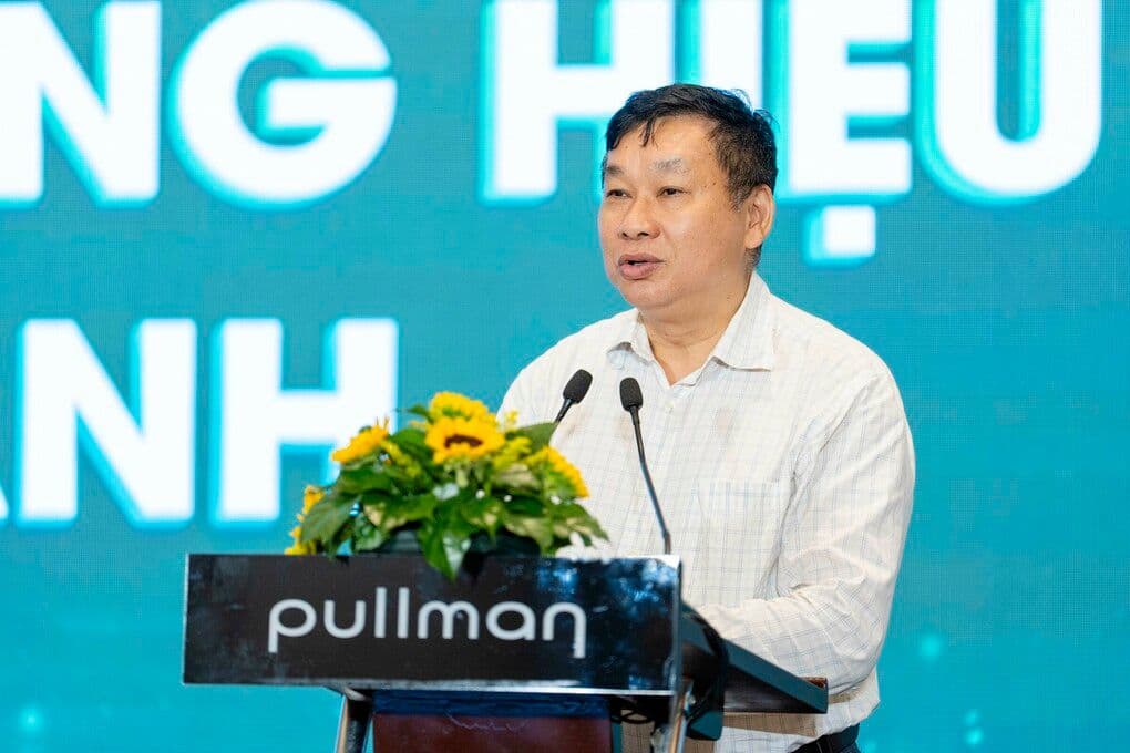 Một diễn giả trình bày về vai trò của công nghệ và dữ liệu trong việc kiến tạo lợi thế cạnh tranh cho doanh nghiệp Việt.