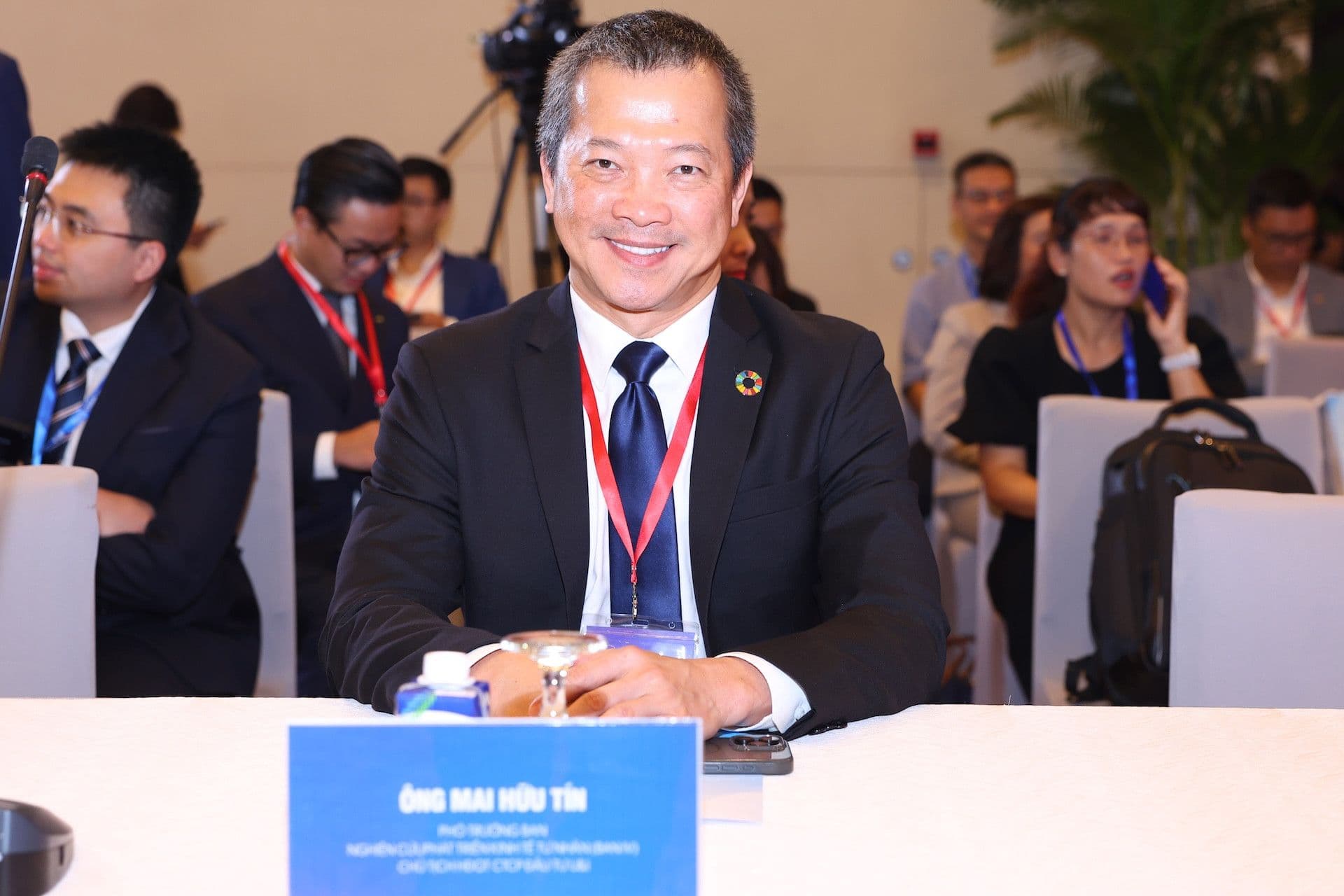 Một doanh nhân Việt Nam tại hội nghị, biểu tượng cho 'khí thế ba mươi tuổi' và niềm tin bùng cháy.