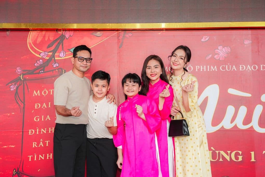 Một gia đình chụp ảnh tại sự kiện ra mắt phim 'Mùi Phở', thể hiện chủ đề gia đình của bộ phim