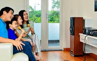 Một gia đình hát karaoke tại nhà, minh họa xu hướng khán giả tìm kiếm trải nghiệm âm nhạc cá nhân hóa và gần gũi hơn.