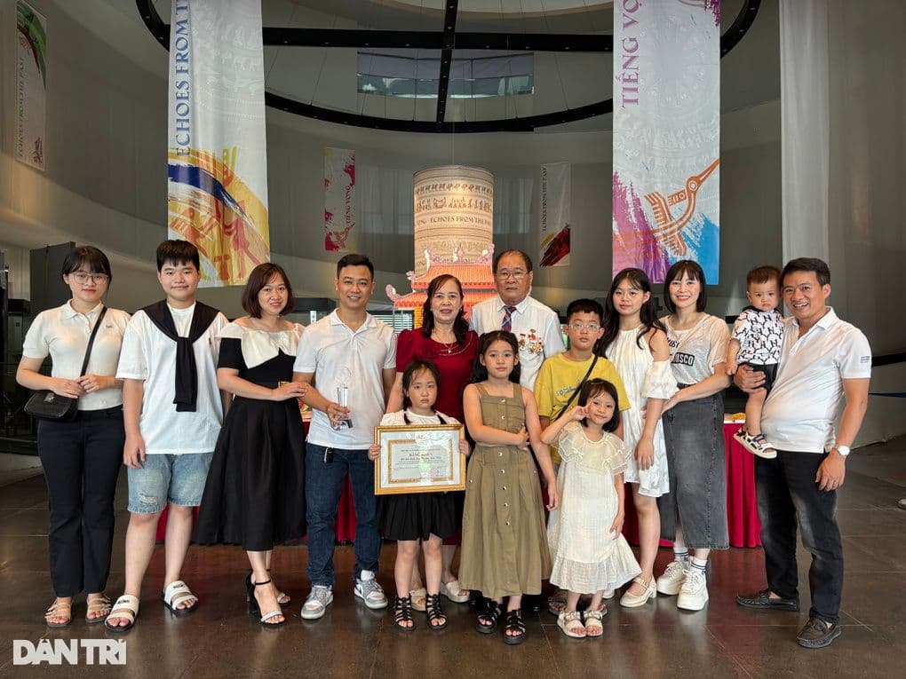 Một gia đình nhiều thế hệ được vinh danh, thể hiện sự kiến tạo hạnh phúc và giá trị gia đình bền vững.