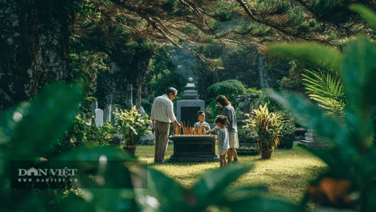 Một gia đình Việt Nam cùng nhau thắp hương tại mộ tổ tiên trong dịp Thanh Minh, thể hiện lòng hiếu thảo và sự gắn kết.