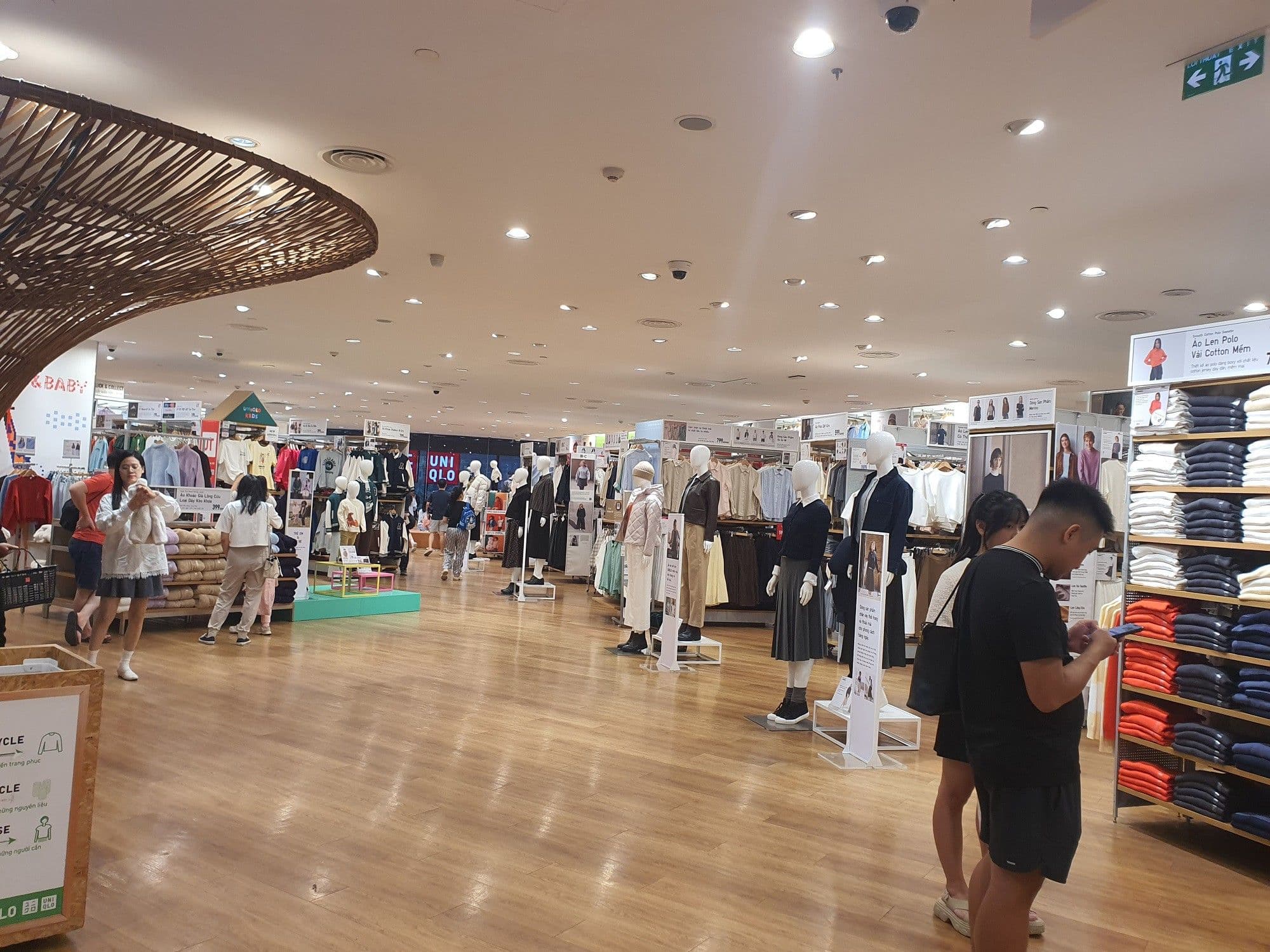 Một gian hàng không treo biển giảm giá rầm rộ, gợi ý về sự thay đổi trong cách tiếp cận 11/11, nơi các lựa chọn cá nhân được ưu tiên hơn sự ồn ào thương mại.