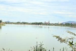 Một hồ nước yên bình, tượng trưng cho tài nguyên nước và môi trường cần được bảo vệ, nơi dữ liệu môi trường đóng vai trò quan trọng.