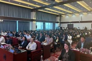 Một hội nghị tài chính với nhiều nhà đầu tư, phản ánh sự quan tâm và niềm tin của thị trường vào vận mệnh của Novaland và thị trường trái phiếu.