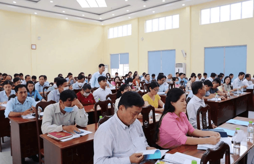 Một hội nghị về chính sách công với nhiều người tham dự, tượng trưng cho quá trình hoạch định và thảo luận chính sách.