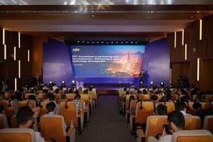 Một hội trường với nhiều người tham dự, biểu thị việc thảo luận và đưa ra quyết định về sử dụng tài sản tịch thu để kiến tạo xã hội.