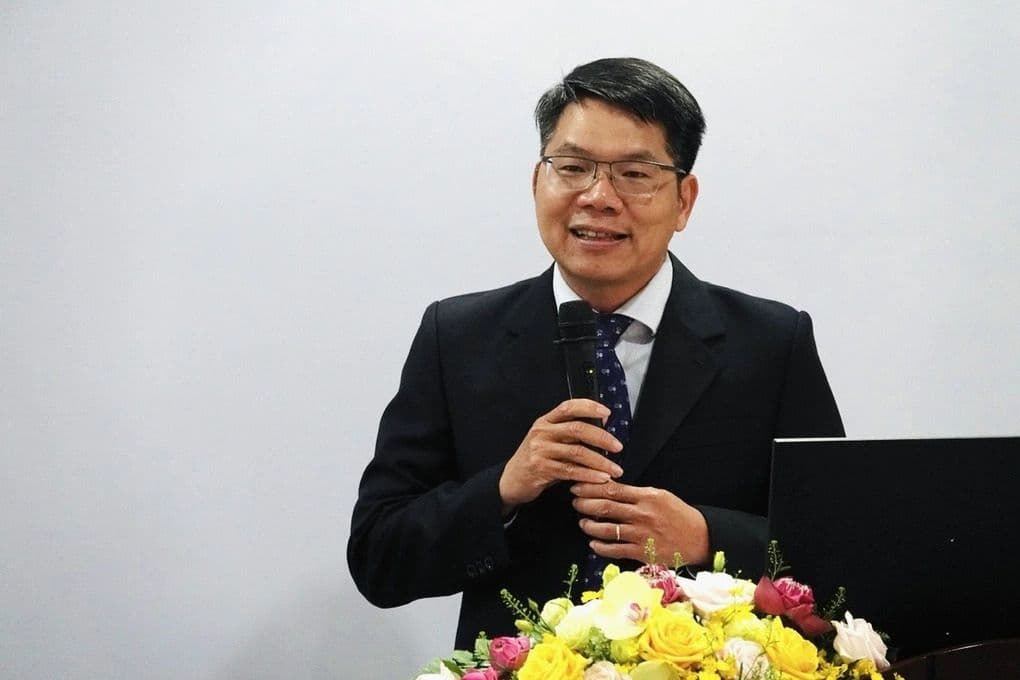 Một hiệu trưởng đang phát biểu, thể hiện vai trò kiến tạo và dẫn dắt đổi mới trong giáo dục đại học.