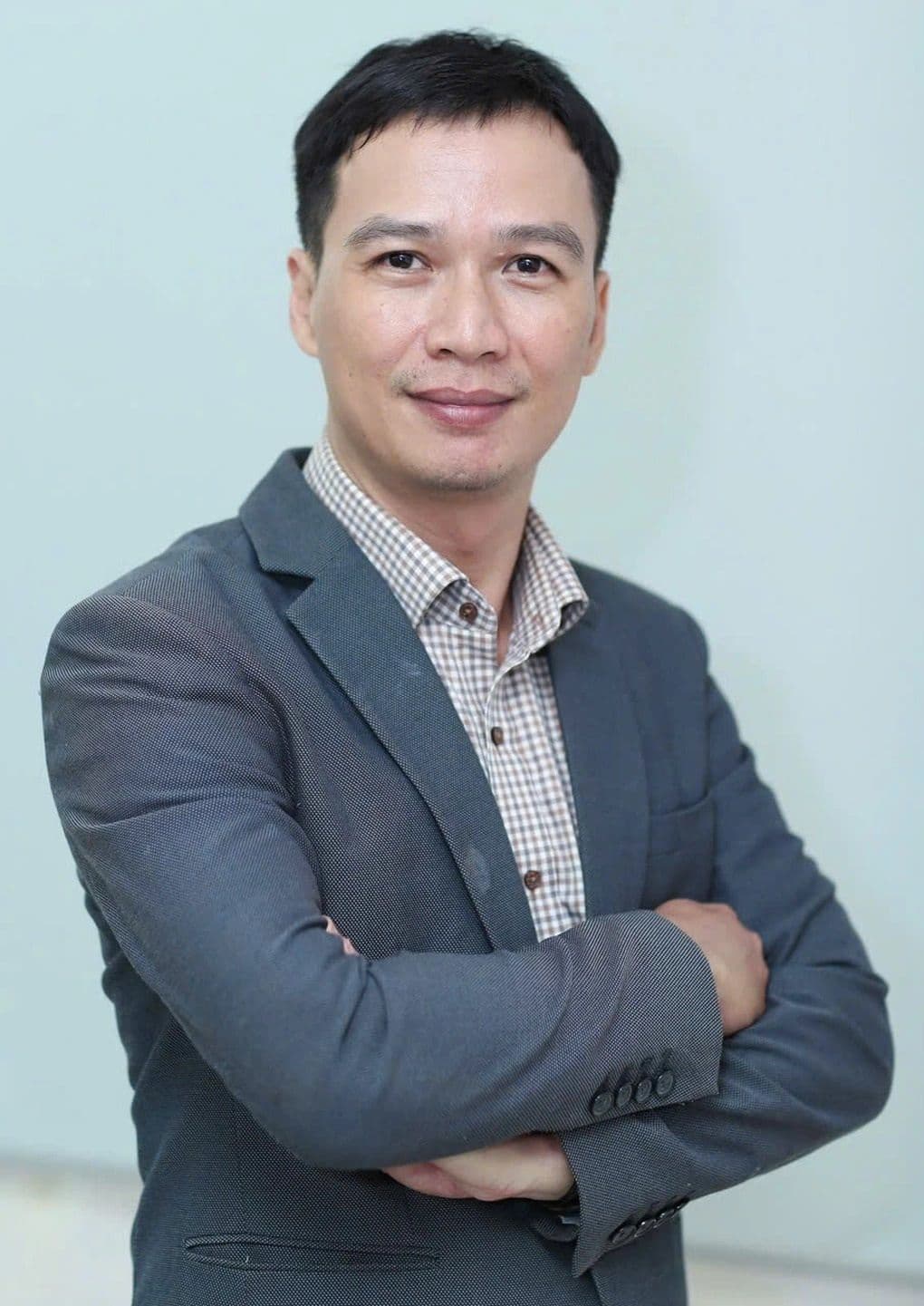 Một hiệu trưởng với phong thái tự tin, thể hiện khả năng cân bằng giữa bảo tồn giá trị truyền thống và thúc đẩy đổi mới trong giáo dục.