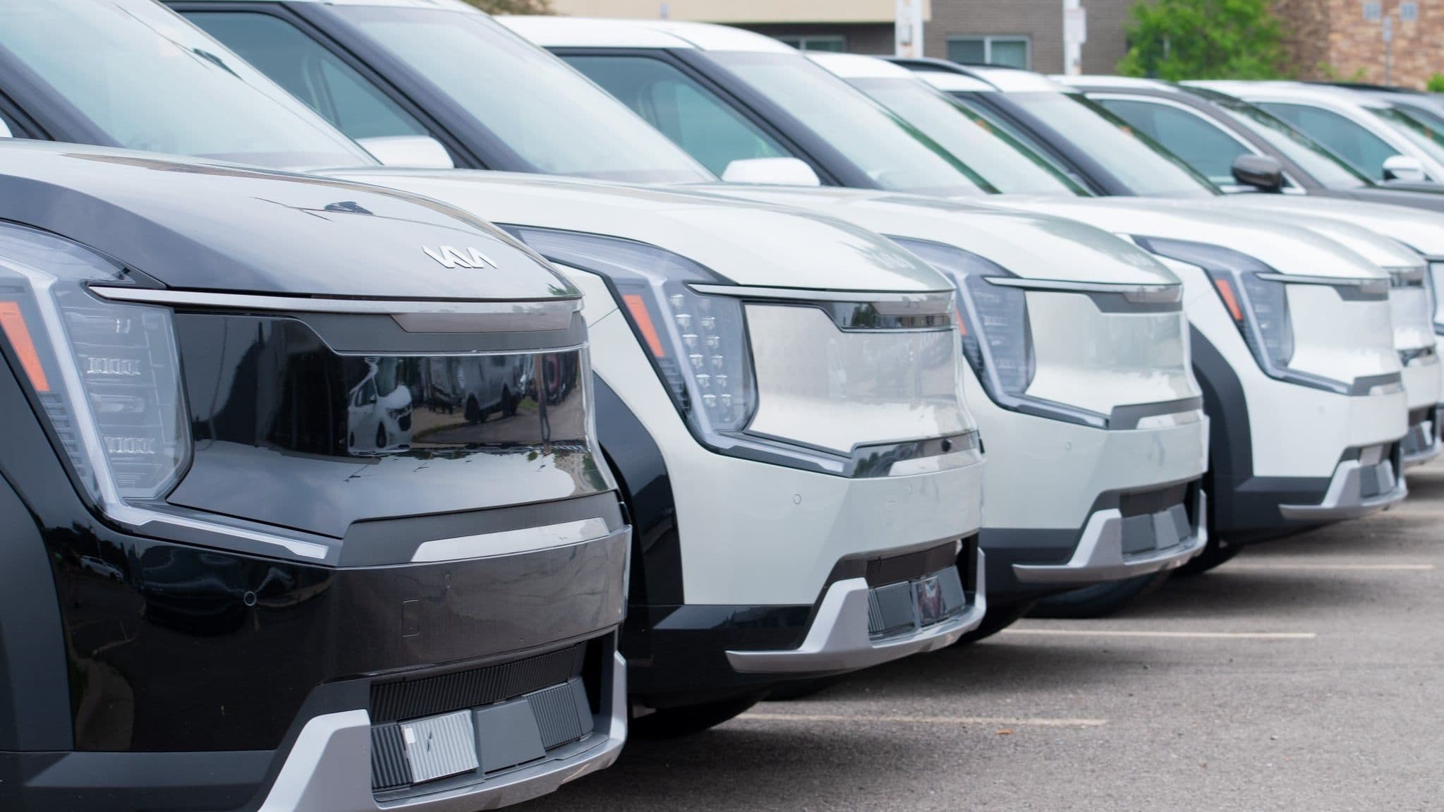 Một hàng xe SUV hiện đại, tượng trưng cho các đối thủ cạnh tranh của Land Cruiser FJ 2026 trên thị trường.