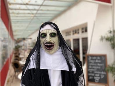 Một hình nộm ma quái với đôi mắt phát sáng tại Strandcafé Binz.