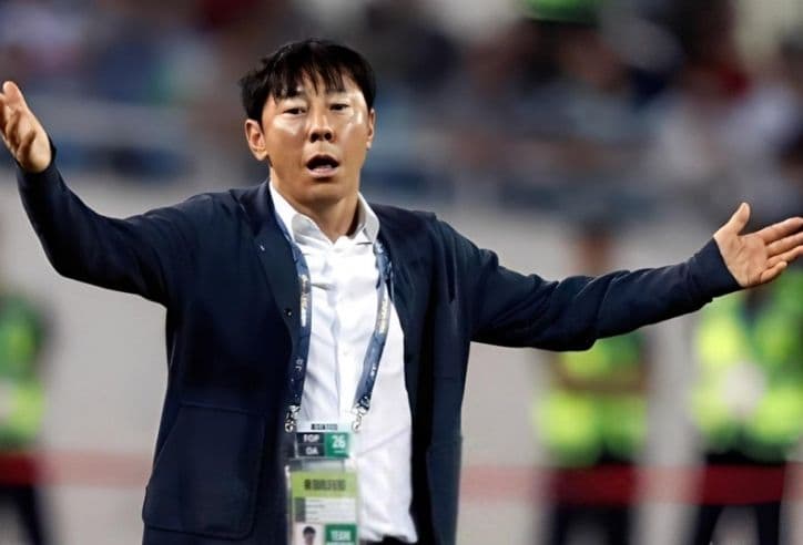 Một huấn luyện viên đang chỉ đạo trận đấu từ đường biên, tượng trưng cho màn so tài trí tuệ