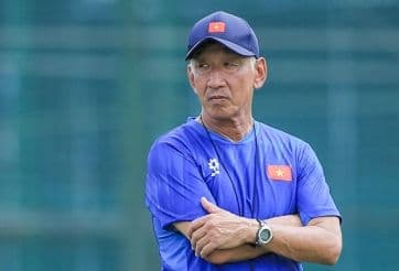 Một huấn luyện viên bóng đá đang quan sát, thể hiện vai trò của chiến lược gia trong việc thử nghiệm chiến thuật ở các trận giao hữu.