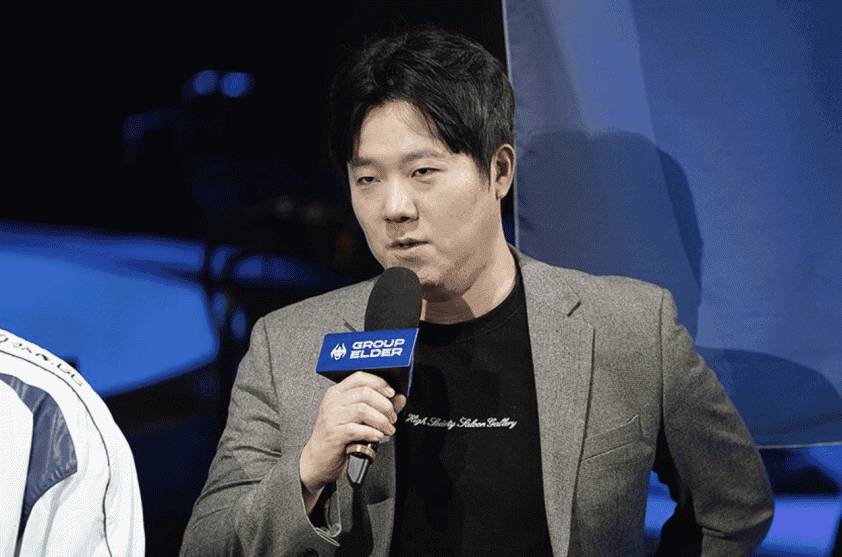 Một huấn luyện viên esports đang phát biểu, minh họa cho tính năng 'Coach Voice' mới của LCK.