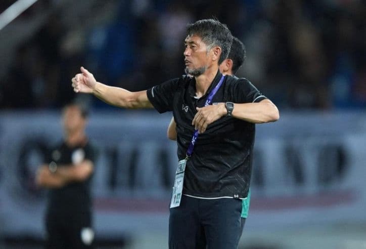 Một huấn luyện viên trên sân, đại diện cho những thách thức và tầm nhìn chiến lược cần có trong bóng đá.