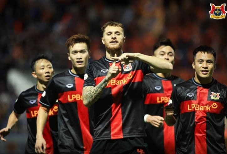 Một đội bóng ăn mừng chiến thắng, tượng trưng cho câu chuyện cổ tích của những 'kẻ ngoại đạo' giành Scudetto.