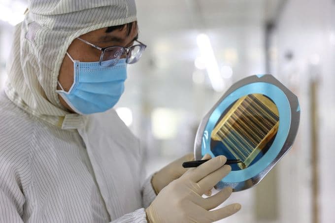 Một kỹ sư trong phòng thí nghiệm bán dẫn, tượng trưng cho sự phát triển của kinh tế số và công nghệ cao tại Việt Nam.