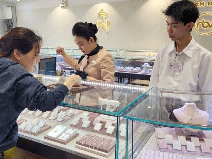 Một khách hàng đang xem trang sức vàng tại quầy giao dịch của PNJ, phản ánh sự quan tâm của nhà đầu tư Việt.